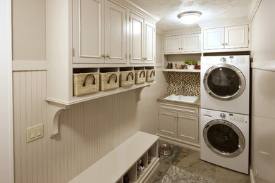 ワシントンD.C.にある小さなコンテンポラリースタイルのおしゃれな家事室 (L型、ドロップインシンク、インセット扉のキャビネット、白いキャビネット、クオーツストーンカウンター、ベージュの壁、磁器タイルの床、上下配置の洗濯機・乾燥機、ベージュの床) の写真