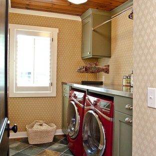 Inspiration för ett mellanstort vintage linjärt grovkök, med luckor med infälld panel, gröna skåp, bänkskiva i rostfritt stål, en tvättmaskin och torktumlare bredvid varandra, beige väggar, mörkt trägolv och brunt golv