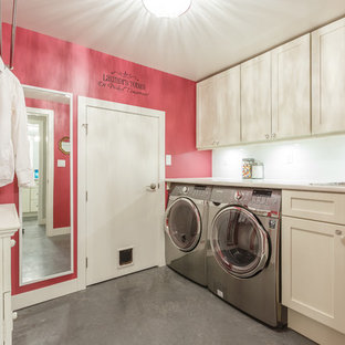 Ispirazione per una sala lavanderia contemporanea di medie dimensioni con lavello da incasso, ante in stile shaker, ante bianche, top in laminato, pareti rosa, pavimento in cemento e lavatrice e asciugatrice affiancate