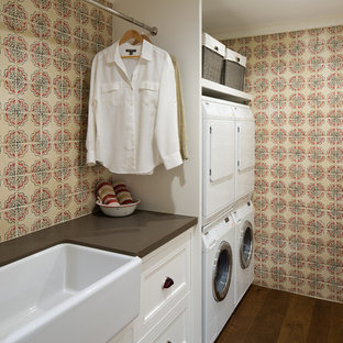 Inspiration för en lantlig parallell tvättstuga enbart för tvätt, med en rustik diskho, flerfärgade väggar, mörkt trägolv, en tvättpelare, vita skåp och luckor med infälld panel