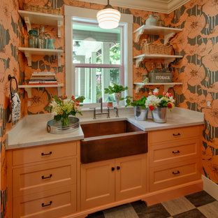 Foto di una lavanderia chic di medie dimensioni con lavello stile country, ante in stile shaker, ante arancioni, top in quarzo composito, pavimento in linoleum, lavatrice e asciugatrice affiancate, pareti multicolore e top grigio