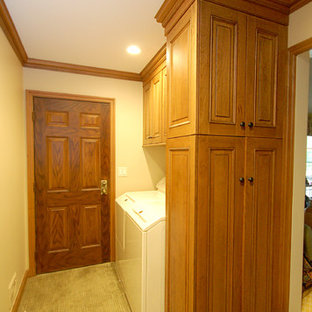 Esempio di una lavanderia classica di medie dimensioni con lavello sottopiano, ante con bugna sagomata, ante in legno scuro, top in granito, paraspruzzi beige, paraspruzzi con piastrelle diamantate e moquette