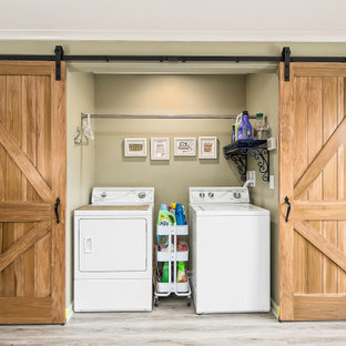 Esempio di una grande lavanderia country con lavello stile country, ante con riquadro incassato, ante bianche, top in quarzite, paraspruzzi bianco, pavimento in laminato, pavimento grigio e top bianco