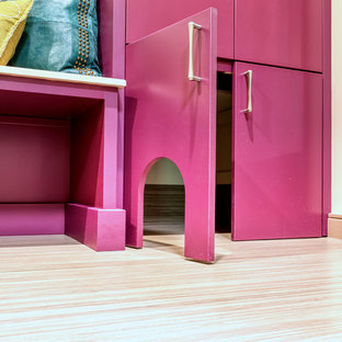 Esempio di una piccola lavanderia multiuso classica con ante lisce, top in quarzo composito, pareti beige, pavimento in linoleum, lavatrice e asciugatrice a colonna, pavimento beige e top grigio