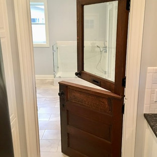 Inspiration för ett stort lantligt blå parallellt blått grovkök, med luckor med upphöjd panel, vita skåp, granitbänkskiva, grå väggar, klinkergolv i porslin, en tvättmaskin och torktumlare bredvid varandra och flerfärgat golv