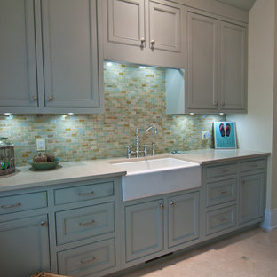 Esempio di una grande sala lavanderia con lavello stile country, ante con riquadro incassato, ante verdi, top in quarzo composito, paraspruzzi blu, paraspruzzi con piastrelle a mosaico, pareti gialle, pavimento in gres porcellanato, lavasciuga, pavimento beige, top beige e soffitto in perlinato