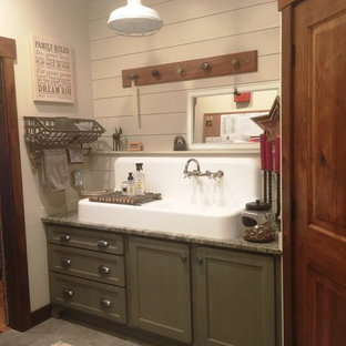 Ispirazione per una sala lavanderia shabby-chic style con lavatoio, ante in stile shaker, ante con finitura invecchiata, top in granito e pareti bianche