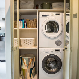 Inspiration för en liten eklektisk vita linjär vitt liten tvättstuga, med öppna hyllor, vita väggar, betonggolv, en tvättpelare och vitt golv