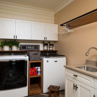 Idee per una sala lavanderia rustica con lavello a vasca singola, ante bianche, pareti beige, lavatrice e asciugatrice affiancate, top grigio e pareti in perlinato