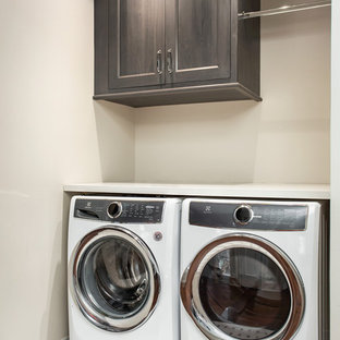 Esempio di una piccola sala lavanderia design con ante con riquadro incassato, ante grigie, top in quarzo composito, pareti beige, pavimento in marmo, lavatrice e asciugatrice affiancate, pavimento multicolore e top bianco