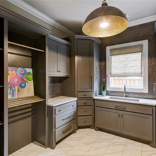 Immagine di una grande sala lavanderia tradizionale con lavello sottopiano, ante in stile shaker, ante beige, top in quarzo composito, pareti viola, pavimento in gres porcellanato e lavatrice e asciugatrice affiancate