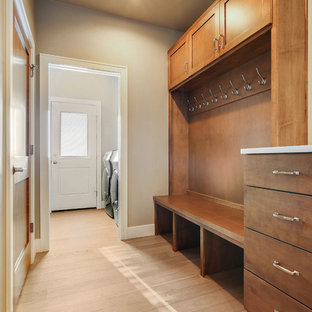Immagine di una sala lavanderia bohémian di medie dimensioni con lavello sottopiano, ante in stile shaker, top in quarzo composito, pareti grigie, parquet chiaro, lavatrice e asciugatrice affiancate e top bianco