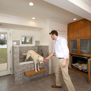 Foto di una lavanderia multiuso classica di medie dimensioni con lavello da incasso, ante in stile shaker, ante in legno scuro, top in quarzo composito, pareti beige, pavimento in gres porcellanato e lavatrice e asciugatrice affiancate