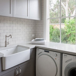 Inspiration för mellanstora lantliga u-formade grovkök, med en rustik diskho, luckor med profilerade fronter, beige skåp, bänkskiva i koppar och en tvättmaskin och torktumlare bredvid varandra