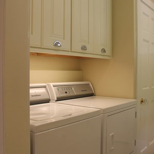 Esempio di una sala lavanderia tradizionale di medie dimensioni con ante con bugna sagomata, ante bianche, top in quarzo composito, paraspruzzi bianco, paraspruzzi con piastrelle in ceramica, pavimento in sughero, pavimento bianco, pareti beige e lavatrice e asciugatrice affiancate