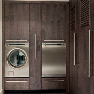 Immagine di una lavanderia design con ante in legno bruno e ante lisce
