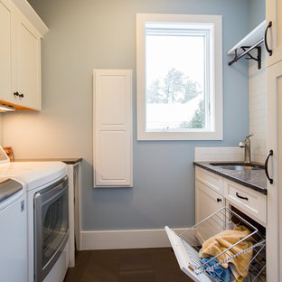 Immagine di una piccola sala lavanderia stile marino con lavello sottopiano, ante in stile shaker, ante bianche, top in granito, pareti blu, pavimento con piastrelle in ceramica, lavatrice e asciugatrice affiancate e pavimento marrone