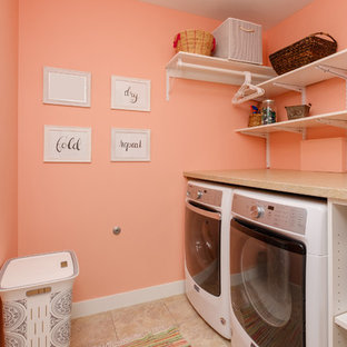Inspiration för små klassiska linjära flerfärgat tvättstugor enbart för tvätt, med öppna hyllor, vita skåp, laminatbänkskiva, en tvättmaskin och torktumlare bredvid varandra, orange väggar, klinkergolv i keramik och beiget golv