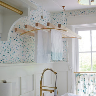 Inspiration för en liten vintage parallell tvättstuga enbart för tvätt, med klinkergolv i terrakotta och en tvättmaskin och torktumlare bredvid varandra