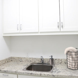 75+ Hauswirtschaftsräume mit Rückwand aus Granit und weißer Wandfarbe