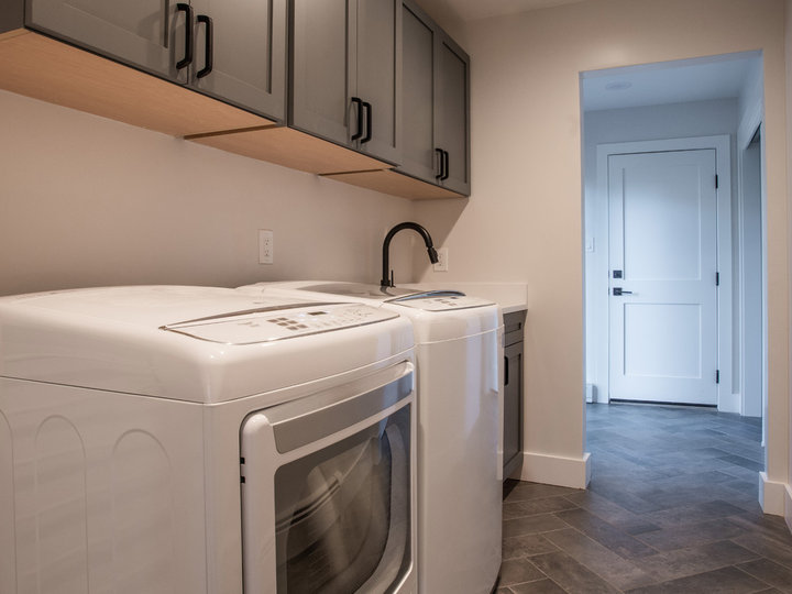 Laundry - Contemporary Laundry Room