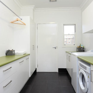 Réalisation d'une buanderie parallèle minimaliste dédiée et de taille moyenne avec un évier posé, un placard à porte plane, des portes de placard blanches, un mur blanc, un sol en carrelage de céramique, un plan de travail vert et un plan de travail en stratifié.