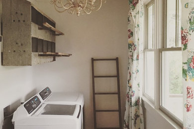 アトランタにある低価格の中くらいなカントリー風のおしゃれな洗濯室 (ll型、ダブルシンク、オープンシェルフ、白い壁、セラミックタイルの床、左右配置の洗濯機・乾燥機) の写真