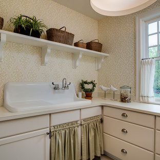 Immagine di una lavanderia stile shabby con ante beige, lavatoio e top beige