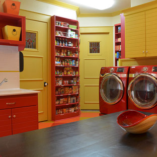 Idee per una lavanderia classica con ante rosse