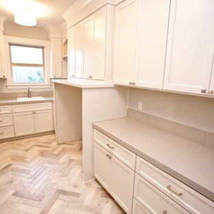 Idéer för att renovera en stor vintage parallell tvättstuga enbart för tvätt, med en nedsänkt diskho, skåp i shakerstil, vita skåp, kaklad bänkskiva, grå väggar, klinkergolv i porslin och en tvättmaskin och torktumlare bredvid varandra