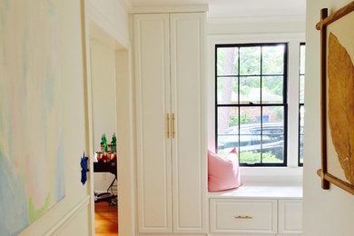 他の地域にある高級な中くらいなシャビーシック調のおしゃれな家事室 (白いキャビネット、白い壁、無垢フローリング、目隠し付き洗濯機・乾燥機、茶色い床) の写真