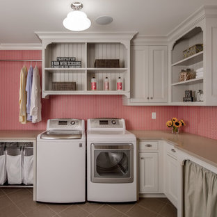 Idee per una sala lavanderia chic con lavello sottopiano, ante beige, pareti rosa, lavatrice e asciugatrice affiancate e ante a filo