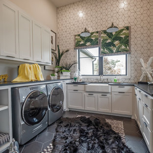 Esempio di una sala lavanderia boho chic di medie dimensioni con ante in stile shaker, ante bianche, lavello stile country, top in saponaria, pareti multicolore, pavimento in gres porcellanato, lavatrice e asciugatrice affiancate, pavimento grigio e top grigio