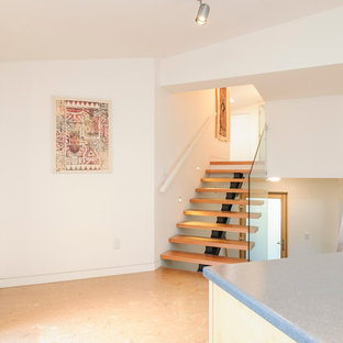 Inspiration för ett mellanstort grovkök, med släta luckor, skåp i ljust trä, laminatbänkskiva, vita väggar, korkgolv och en tvättmaskin och torktumlare bredvid varandra