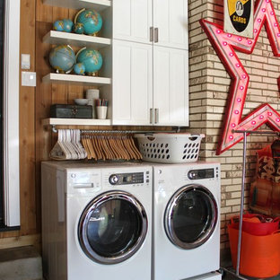 Idées déco pour une buanderie éclectique avec des machines côte à côte.