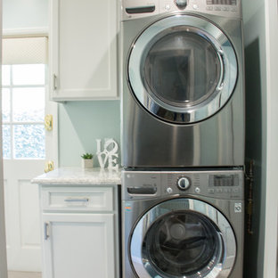 Aménagement d'une petit buanderie linéaire classique dédiée avec un placard à porte shaker, des portes de placard blanches, un plan de travail en quartz modifié, un mur vert, un sol en carrelage de porcelaine, des machines superposées, un sol gris et un plan de travail vert.