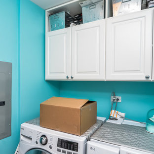 Ispirazione per una sala lavanderia design di medie dimensioni con pareti blu, lavatrice e asciugatrice affiancate e pavimento blu
