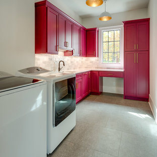Foto di una lavanderia classica con ante in stile shaker, ante rosse, pareti bianche, lavatrice e asciugatrice affiancate, pavimento grigio e top bianco