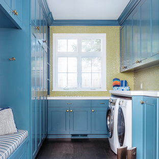 Idéer för att renovera ett mellanstort vintage parallellt grovkök, med skåp i shakerstil, blå skåp, mörkt trägolv och en tvättmaskin och torktumlare bredvid varandra