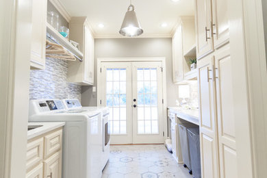 Laundry room - transitional laundry room idea in Little Rock