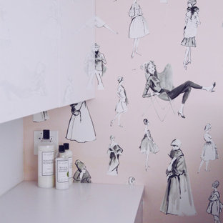 Ispirazione per una sala lavanderia minimalista di medie dimensioni con lavello sottopiano, ante lisce, ante bianche, top in quarzo composito, pareti rosa, pavimento in gres porcellanato, lavatrice e asciugatrice affiancate, pavimento grigio e top bianco