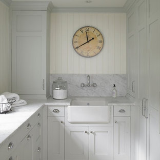Idee per una lavanderia tradizionale con lavello stile country, pavimento in pietra calcarea e top grigio