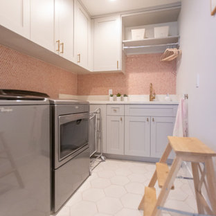 Ispirazione per una sala lavanderia bohémian di medie dimensioni con lavello sottopiano, ante in stile shaker, ante grigie, top in quarzo composito, paraspruzzi rosa, paraspruzzi con piastrelle in ceramica, pareti bianche, pavimento in gres porcellanato, lavatrice e asciugatrice affiancate, pavimento bianco e top bianco