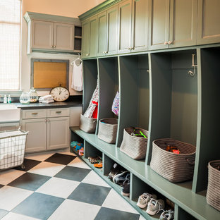 Idéer för vintage l-formade grovkök, med en rustik diskho, gröna skåp, vita väggar, linoleumgolv, en tvättmaskin och torktumlare bredvid varandra, flerfärgat golv och luckor med infälld panel