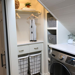 Immagine di una piccola sala lavanderia boho chic con ante in stile shaker, ante bianche, top in quarzo composito, pareti beige, pavimento in vinile, lavatrice e asciugatrice affiancate e pavimento marrone