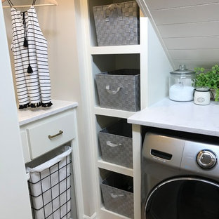 Réalisation d'une petit buanderie parallèle bohème dédiée avec un placard à porte shaker, des portes de placard blanches, un plan de travail en quartz modifié, un mur beige, un sol en vinyl, des machines côte à côte et un sol marron.