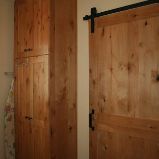 Inspiration för en mellanstor vintage parallell tvättstuga enbart för tvätt, med luckor med infälld panel, skåp i ljust trä, granitbänkskiva, beige stänkskydd, stänkskydd i stenkakel, klinkergolv i porslin, brunt golv, en nedsänkt diskho, beige väggar och en tvättmaskin och torktumlare bredvid varandra
