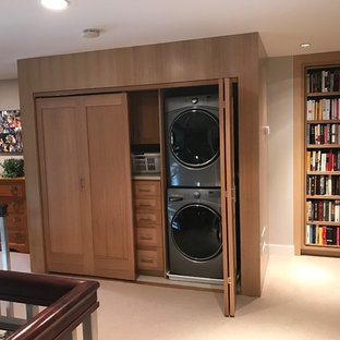 Idéer för en mellanstor klassisk linjär liten tvättstuga, med skåp i shakerstil, skåp i mellenmörkt trä, beige väggar, klinkergolv i porslin och tvättmaskin och torktumlare byggt in i ett skåp