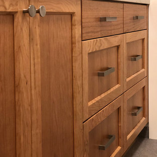 Idéer för mellanstora vintage linjära beige tvättstugor enbart för tvätt, med en enkel diskho, skåp i shakerstil, skåp i mellenmörkt trä, bänkskiva i kvarts, beige väggar, klinkergolv i porslin och grått golv