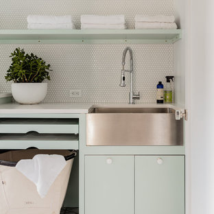 Idee per una sala lavanderia minimal di medie dimensioni con lavello stile country, ante lisce, ante verdi, top in quarzite, pareti bianche, pavimento con piastrelle in ceramica e pavimento grigio